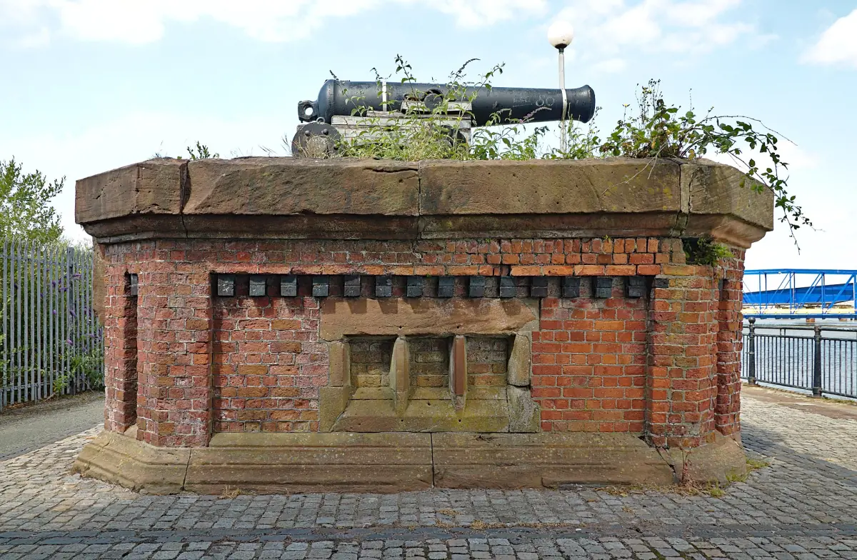 The One O'Clock Gun on Mill's Mount Battery